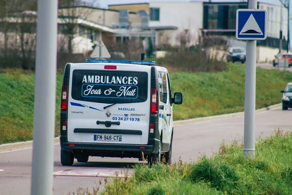 Reims France Února 2021 Sanitka Projíždějící Ulicemi Remeše Poblíž Nemocnice — Stock fotografie