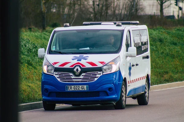 Reims France Února 2021 Sanitka Projíždějící Ulicemi Remeše Poblíž Nemocnice — Stock fotografie