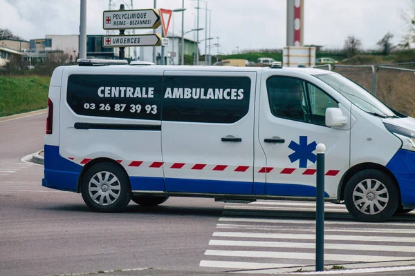 Reims France Února 2021 Sanitka Projíždějící Ulicemi Remeše Poblíž Nemocnice — Stock fotografie
