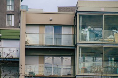 Reims, Fransa 5 Şubat 2021, Fransa 'nın Grand Est bölgesinde yer alan ve Avrupa' nın en eski şehirlerinden biri olan Reims 'deki modern bir binanın cephesi.