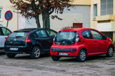 Reims kasabasında park etmiş çeşitli arabaların görüntüsü 05 Şubat 2021 'de Fransa' yı etkileyen salgın sırasında insanlar evlerinde kaldıkları için