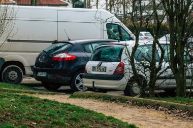 Reims kasabasında park etmiş çeşitli arabaların görüntüsü 05 Şubat 2021 'de Fransa' yı etkileyen salgın sırasında insanlar evlerinde kaldıkları için