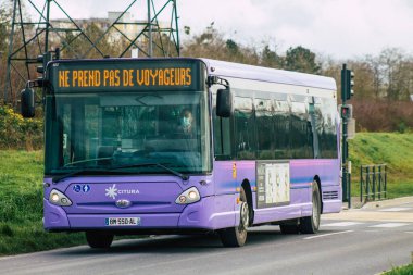 Fransa 5 Şubat 2021 Coronavirus salgını sırasında Fransa 'yı ve Reims toplu taşıma sisteminin bir kısmını vuran yolcular için şehir otobüsü.