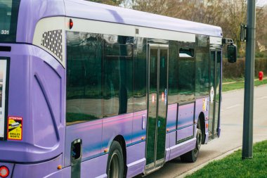 Fransa 5 Şubat 2021 Coronavirus salgını sırasında Fransa 'yı ve Reims toplu taşıma sisteminin bir kısmını vuran yolcular için şehir otobüsü.