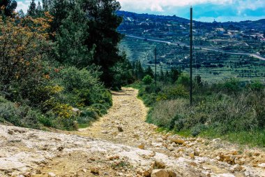 Panorama ve Kudüs tepeleri ve Beyaz Vadi 'nin manzarası vadiye bakan beyaz dağ sırtı batıdaki kentsel gelişmeden kurtarıldı.