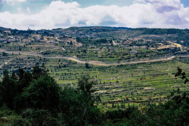 Panorama ve Kudüs tepeleri ve Beyaz Vadi 'nin manzarası vadiye bakan beyaz dağ sırtı batıdaki kentsel gelişmeden kurtarıldı.