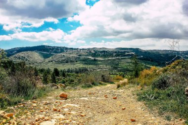 Panorama ve Kudüs tepeleri ve Beyaz Vadi 'nin manzarası vadiye bakan beyaz dağ sırtı batıdaki kentsel gelişmeden kurtarıldı.