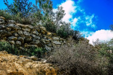 Panorama ve Kudüs tepeleri ve Beyaz Vadi 'nin manzarası vadiye bakan beyaz dağ sırtı batıdaki kentsel gelişmeden kurtarıldı.