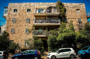 Kudüs İsrail, 13 Aralık 2019 Kudüs sokaklarındaki modern bir binanın cephesine bakınız.