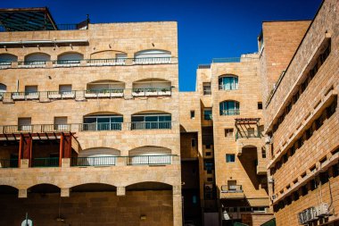 Kudüs İsrail, 13 Aralık 2019 Kudüs sokaklarındaki modern bir binanın cephesine bakınız.