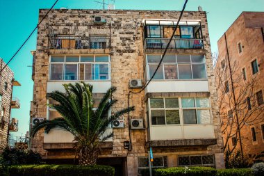 Kudüs İsrail, 13 Aralık 2019 Kudüs sokaklarındaki modern bir binanın cephesine bakınız.