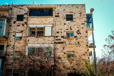 Kudüs İsrail, 13 Aralık 2019 Kudüs sokaklarındaki modern bir binanın cephesine bakınız.