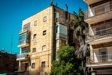 Kudüs İsrail, 13 Aralık 2019 Kudüs sokaklarındaki modern bir binanın cephesine bakınız.