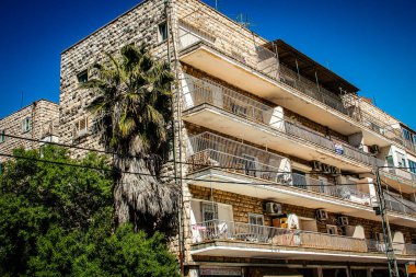 Kudüs İsrail, 13 Aralık 2019 Kudüs sokaklarındaki modern bir binanın cephesine bakınız.