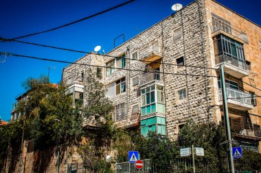 Kudüs İsrail, 13 Aralık 2019 Kudüs sokaklarındaki modern bir binanın cephesine bakınız.