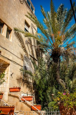 Kudüs İsrail, 13 Aralık 2019 Kudüs sokaklarındaki modern bir binanın cephesine bakınız.