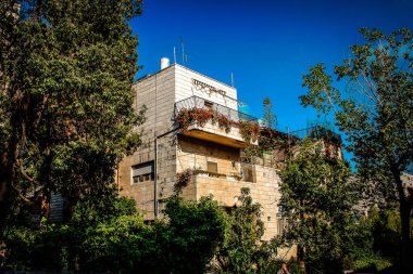 Kudüs İsrail, 13 Aralık 2019 Kudüs sokaklarındaki modern bir binanın cephesine bakınız.