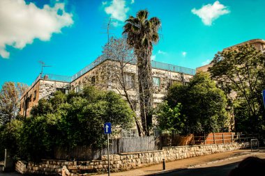 Kudüs İsrail, 13 Aralık 2019 Kudüs sokaklarındaki modern bir binanın cephesine bakınız.