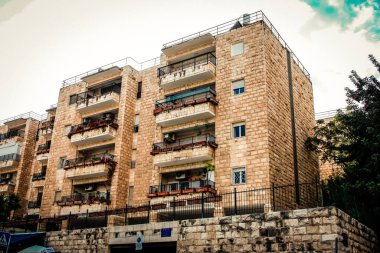 Kudüs İsrail, 13 Aralık 2019 Kudüs sokaklarındaki modern bir binanın cephesine bakınız.