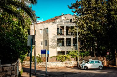 Kudüs İsrail, 13 Aralık 2019 Kudüs sokaklarındaki modern bir binanın cephesine bakınız.