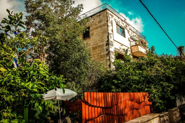 エルサレムイスラエル2019年12月13日イスラエルのエルサレムの通りにある近代的な建物のファサードの眺め — ストック写真