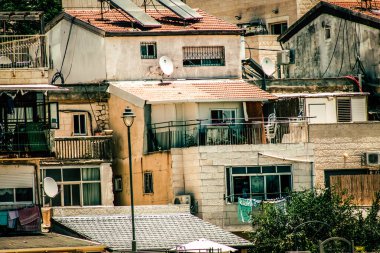 Kudüs İsrail, 13 Aralık 2019 Kudüs sokaklarındaki modern bir binanın cephesine bakınız.