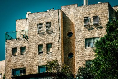 Kudüs İsrail, 13 Aralık 2019 Kudüs sokaklarındaki modern bir binanın cephesine bakınız.