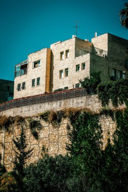 Kudüs İsrail, 13 Aralık 2019 Kudüs sokaklarındaki modern bir binanın cephesine bakınız.