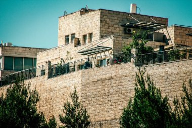 Kudüs İsrail, 13 Aralık 2019 Kudüs sokaklarındaki modern bir binanın cephesine bakınız.