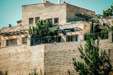 Kudüs İsrail, 13 Aralık 2019 Kudüs sokaklarındaki modern bir binanın cephesine bakınız.