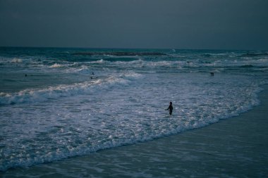 Tel Aviv İsrail 09 Şubat 2021 'de Tel Aviv sahilinde kimliği belirsiz insanlar şehrin kilitlenmesi ve Coronavirus salgını İsrail' i vurdu.