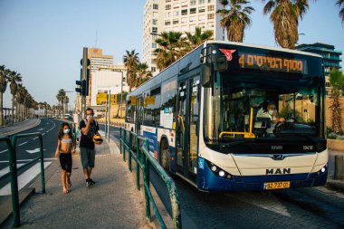 Tel Aviv İsrail 09 Şubat 2021 İsrail halk otobüsü İsrail 'deki Coronavirus salgını ve tecrit sırasında Tel Aviv sokaklarından geçiyor.