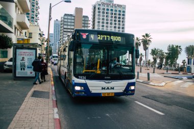 Tel Aviv İsrail 09 Şubat 2021 İsrail halk otobüsü İsrail 'deki Coronavirus salgını ve tecrit sırasında Tel Aviv sokaklarından geçiyor.