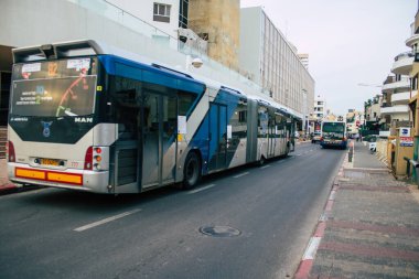 Tel Aviv İsrail 09 Şubat 2021 İsrail halk otobüsü İsrail 'deki Coronavirus salgını ve tecrit sırasında Tel Aviv sokaklarından geçiyor.