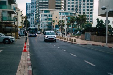 Tel Aviv İsrail 09 Şubat 2021 İsrail polis arabası Tel Aviv sokaklarından geçerken Coronavirus salgını İsrail 'i vurdu.