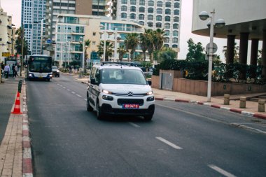 Tel Aviv İsrail 09 Şubat 2021 İsrail polis arabası Tel Aviv sokaklarından geçerken Coronavirus salgını İsrail 'i vurdu.