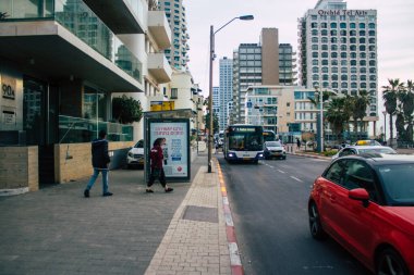 Tel Aviv İsrail 09 Şubat 2021 İsrail 'de Coronavirus salgını sırasında otobüs durağında bekleyen yüzü maskeli kimliği belirsiz bir İsrailli' nin görüntüsü.
