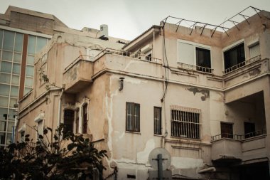 Tel Aviv İsrail 09 Şubat 2021 Tel Aviv ve Coronavirus salgınının İsrail 'i vurduğu sırada Tel Aviv sokaklarında bulunan modern bir binanın cephesinin görüntüsü