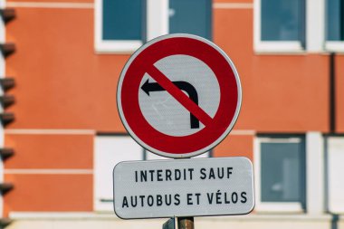 Reims şehir merkezindeki karayolu kullanıcısına bilgi sağlamak için 10 Şubat 2021 'de yolun kenarına veya yukarısına dikilmiş bir işaret ya da yol tabelası.