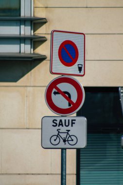 Reims şehir merkezindeki karayolu kullanıcısına bilgi sağlamak için 10 Şubat 2021 'de yolun kenarına veya yukarısına dikilmiş bir işaret ya da yol tabelası.