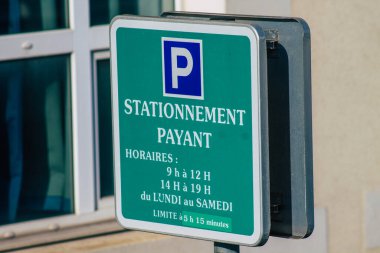 Reims şehir merkezindeki karayolu kullanıcısına bilgi sağlamak için 10 Şubat 2021 'de yolun kenarına veya yukarısına dikilmiş bir işaret ya da yol tabelası.