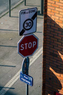 Reims şehir merkezindeki karayolu kullanıcısına bilgi sağlamak için 10 Şubat 2021 'de yolun kenarına veya yukarısına dikilmiş bir işaret ya da yol tabelası.