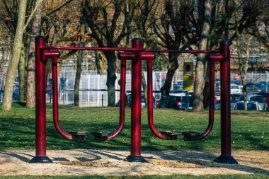 Fransa 'yı 10 Şubat 2021' de Coronavirus salgınının ardından hükümet tarafından kapatılan ve Fransa 'yı etkileyen kamu spor ekipmanları ve nüfus artışını sınırlamak amacıyla