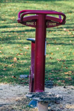 Fransa 'yı 10 Şubat 2021' de Coronavirus salgınının ardından hükümet tarafından kapatılan ve Fransa 'yı etkileyen kamu spor ekipmanları ve nüfus artışını sınırlamak amacıyla