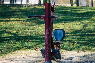 Fransa 'yı 10 Şubat 2021' de Coronavirus salgınının ardından hükümet tarafından kapatılan ve Fransa 'yı etkileyen kamu spor ekipmanları ve nüfus artışını sınırlamak amacıyla