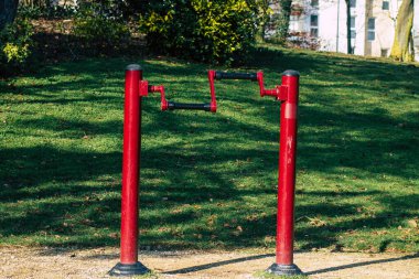 Fransa 'yı 10 Şubat 2021' de Coronavirus salgınının ardından hükümet tarafından kapatılan ve Fransa 'yı etkileyen kamu spor ekipmanları ve nüfus artışını sınırlamak amacıyla