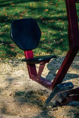 Fransa 'yı 10 Şubat 2021' de Coronavirus salgınının ardından hükümet tarafından kapatılan ve Fransa 'yı etkileyen kamu spor ekipmanları ve nüfus artışını sınırlamak amacıyla