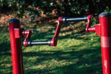 Fransa 'yı 10 Şubat 2021' de Coronavirus salgınının ardından hükümet tarafından kapatılan ve Fransa 'yı etkileyen kamu spor ekipmanları ve nüfus artışını sınırlamak amacıyla