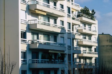 Reims, Fransa 'da 10 Şubat 2021' de Fransa 'nın Grand Est bölgesinde yer alan ve Avrupa' nın en eski şehirlerinden biri olan Reims 'de bulunan modern bir binanın cephesi.