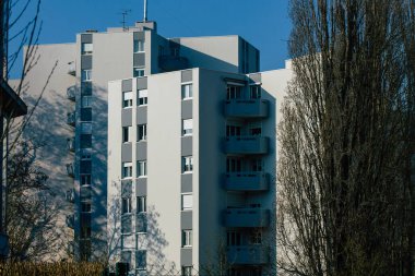 Reims, Fransa 'da 10 Şubat 2021' de Fransa 'nın Grand Est bölgesinde yer alan ve Avrupa' nın en eski şehirlerinden biri olan Reims 'de bulunan modern bir binanın cephesi.